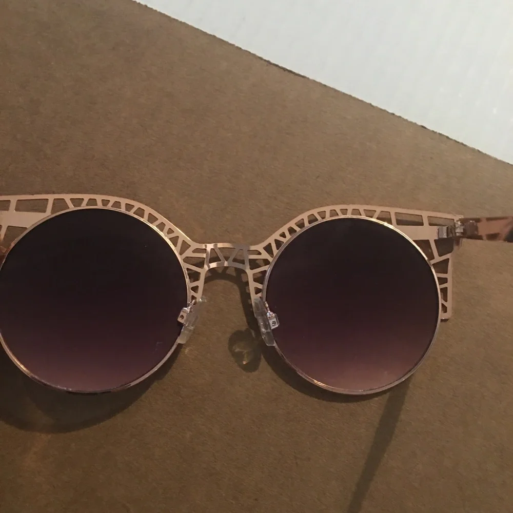 SOLD QUAY FLEUR GOLD CAT SUNGLASSES USED - Picture 2 of 4